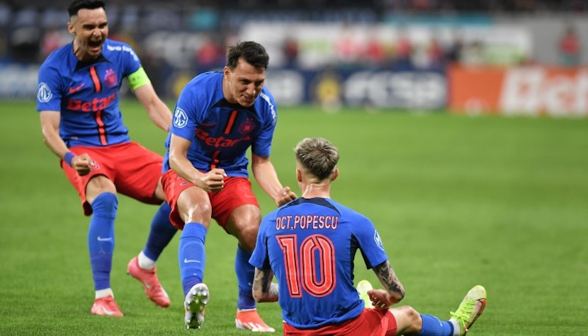 FCSB se bucură după marcarea unui gol contra Dinamo fotbaliștii se bucură pe teren