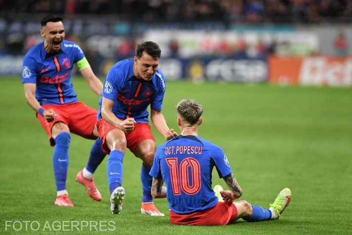 fotbaliștii se bucură pe teren