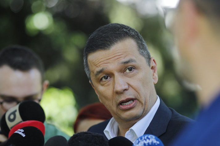 Sorin Grindeanu le vorbește jurnaliștilor