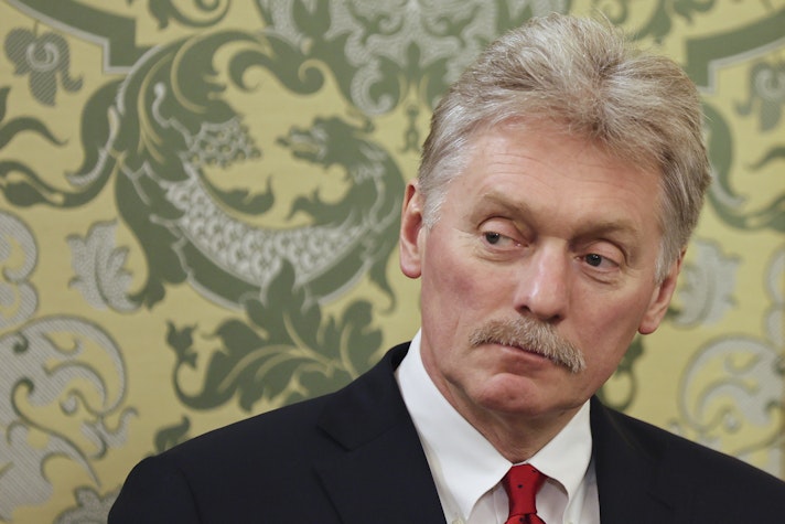 Purtătorul de cuvânt al Kremlinului, Dmitri Peskov, participă la o întâlnire între președintele rus Vladimir Putin și președintele Tadjikistanului, Emomali Rahmon, la Kremlin, în Moscova, Rusia