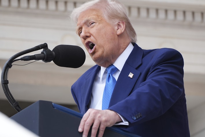 Donald Trump în timp ce susține un discurs în Arlington