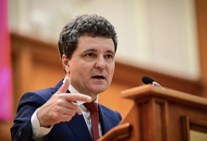 Nicușor Dan, la pupitru, gesticulând