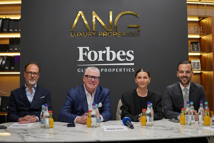 Reprezentați ANG Luxury Properties și Forbes Global Properties stând la aceeași masă