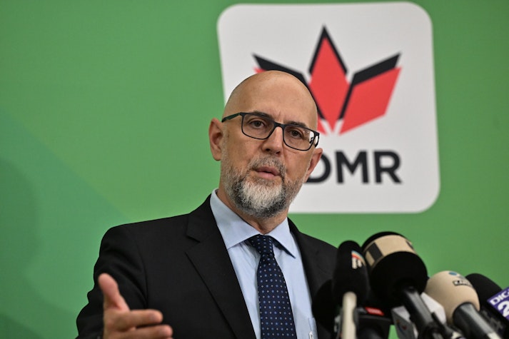 Kelemen Hunor, președintele UDMR, îmbrăcat la costum, se uită spre camera video