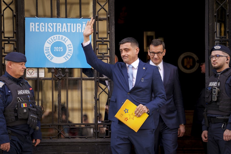 George Simion, liderul partidului AUR, alături de fostul premier polonez Mateusz Morawiecki (dreapta) la 14 martie 2025
