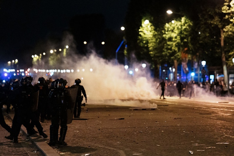 Forțele de ordine au intervenit în Paris, în timp ce fanii PSG sărbătoreau în stradă câștigarea finalei Champions League
