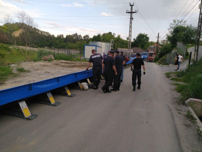 Jandarmii montează panouri de protecție în apropierea salinei Praid
