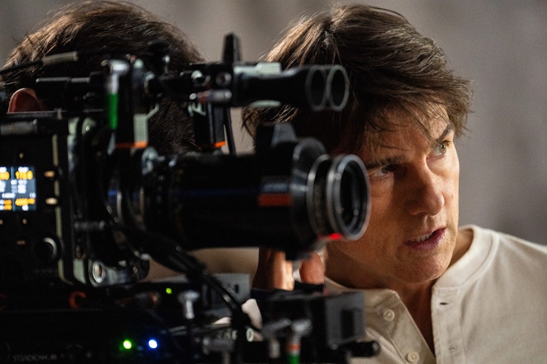 tom cruise lângă o cameră de filmat