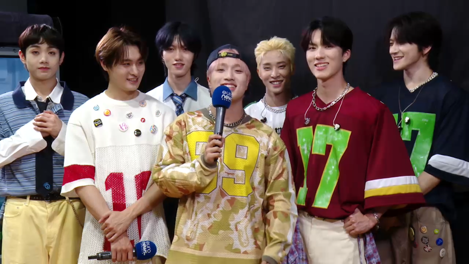 Trupa de K-pop TRENDZ, formată din șapte membri.