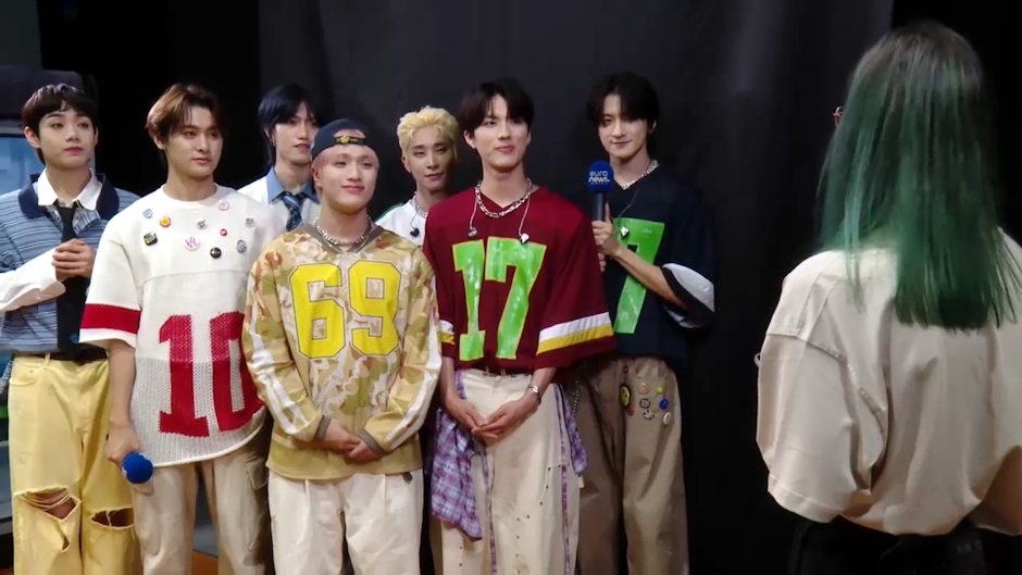 Trupa de K-pop TRENDZ, formată din șapte membri.