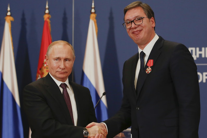 Președintele sârb Aleksandar Vucic, alături de omologul său rus Vladimir Putin