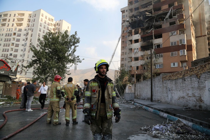 pompieri landa o cladire distrusa de bombardamente
