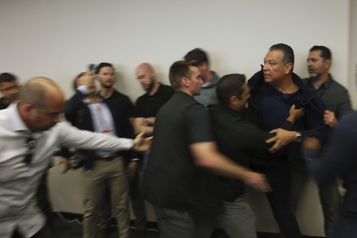 Senatorul democrat Alex Padilla, îndepărtat cu forța de agenții de securitate, la o conferință de presă a lui Kristi Noem