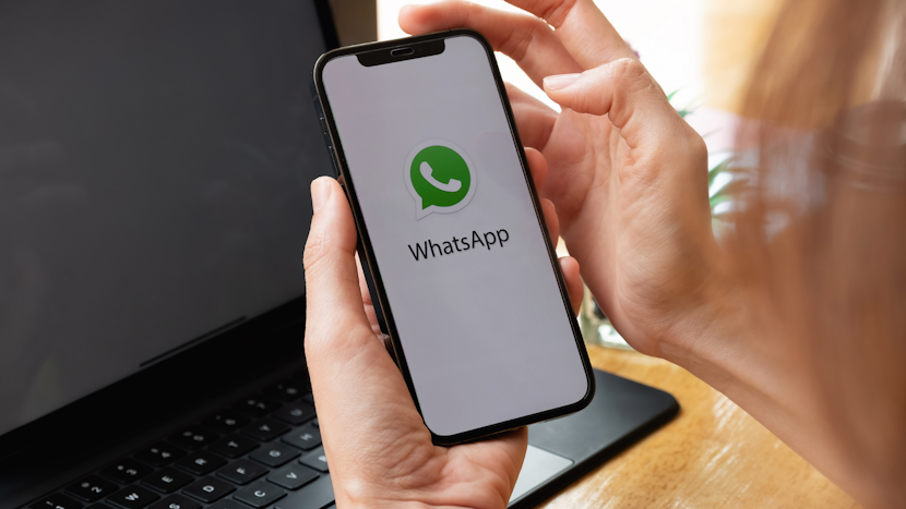 Un telefon pe care este deschisă aplicația de mesagerie WhatsApp