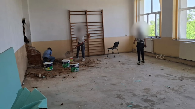 Trei elevi lucrează în sala de sport a unei școli din Dolj.