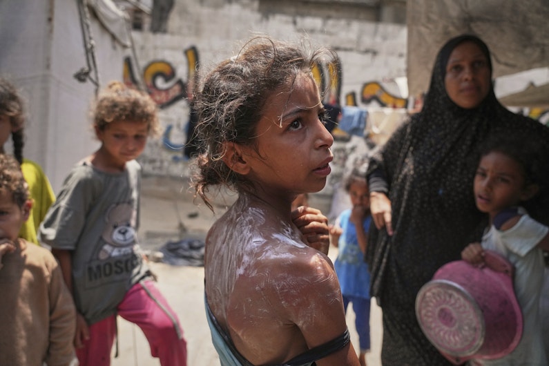 Oameni din Gaza care trăiesc în tabere de refugiați.