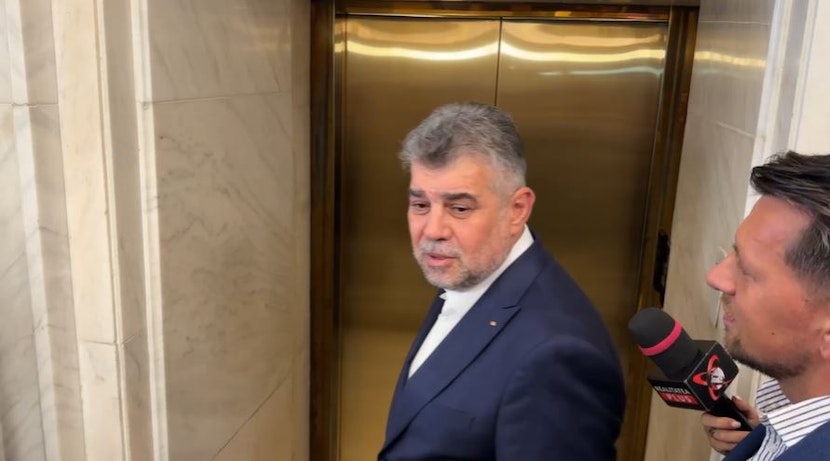 Marcel Ciolacu, îmbrăcat la costum, cu jurnaliștii între ei