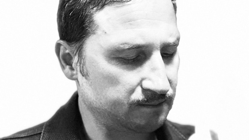 Andrei Șoșa, patronul clubului Expirat, poză în alb și negru