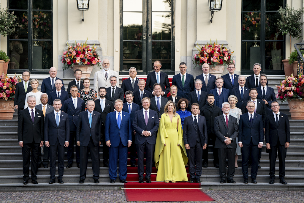 Poză de grup cu liderii NATO, la dineul oferit de Familia Regală a Țărilor de Jos.