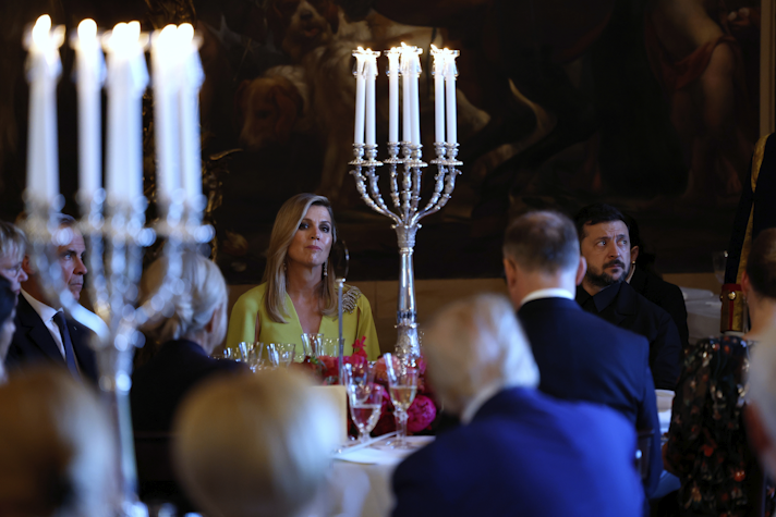 Regina Máxima a Țărilor de Jos, lângă Volodimir Zelenski la dineul oferit de Familia Regală a Țărilor de Jos pentru liderii NATO