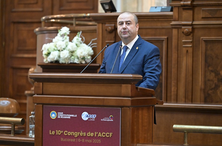 Mihai Busuioc, îmbrăcat la costum, uitându-se la camera foto, pare să țină un discurs