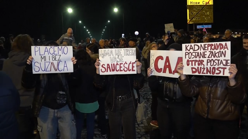 Protestatari în Serbia