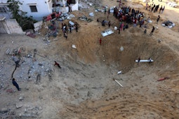 Fâșia Gaza - locul unui atac, palestinieni în jurul gropii