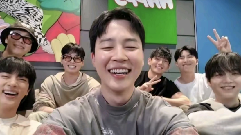 Poză de grup cu cei șapte artiști din trupa Kpop BTS, de la primul lor OT7 Live de după armată