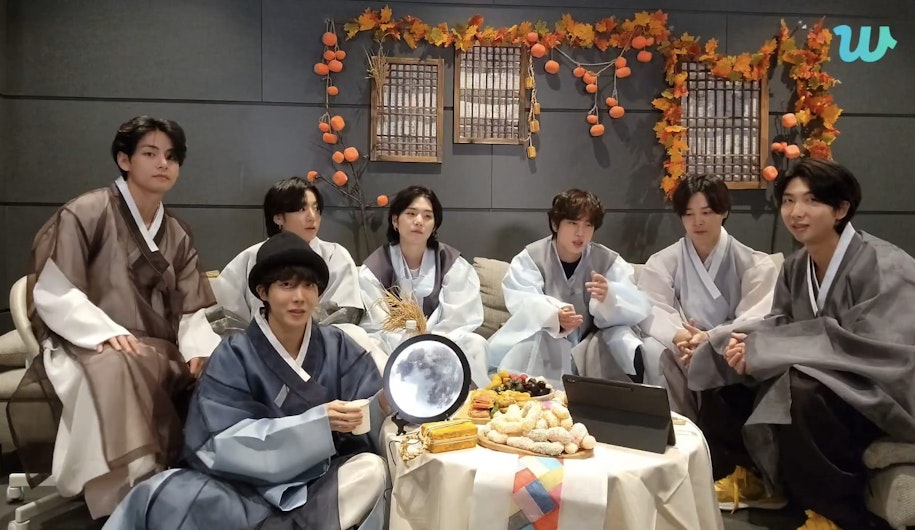 Cei șapte artiști din trupa BTS, îmbrăcați în hanbok-uri (ținute tradiționale), în timpul live-ului de Chuseok.