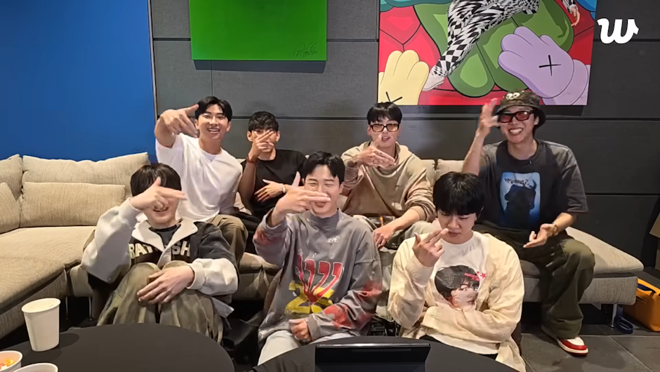 Cei șapte artiști din BTS fac salutul trupei în primul live împreună de după armată