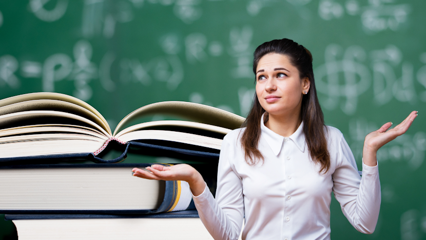 colaj cu o fată, cărți și o tablă cu formule matematice