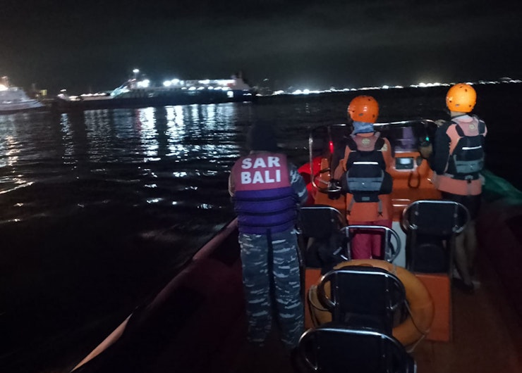 Salvatori într-o barcă, la lăsarea întunericului, după ce un feribot s-a scufundat