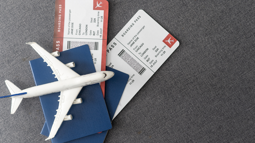 pașaport, bilete de vion, avion în miniatură
