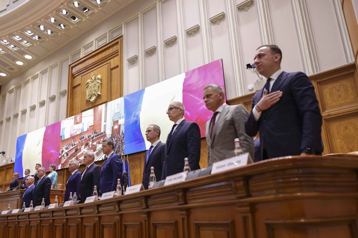 Miniștrii din guvernul condus de Ilie Bolojan, la imn