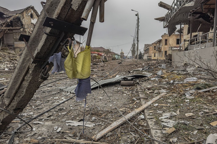 stradă bombardată în Ucraina