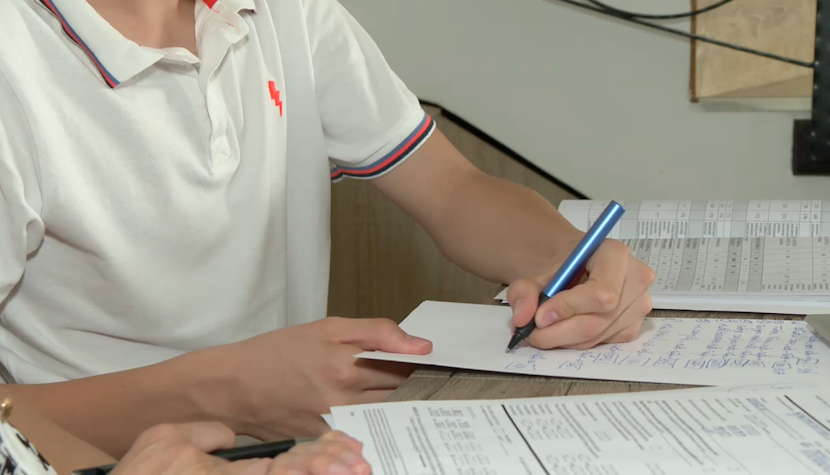 Emoții pentru admiterea la liceu un elev face calcule pe o foaie de hârtie