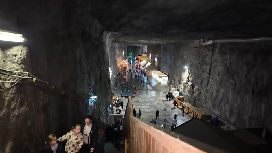 Turiștii vizitează salina Praid.