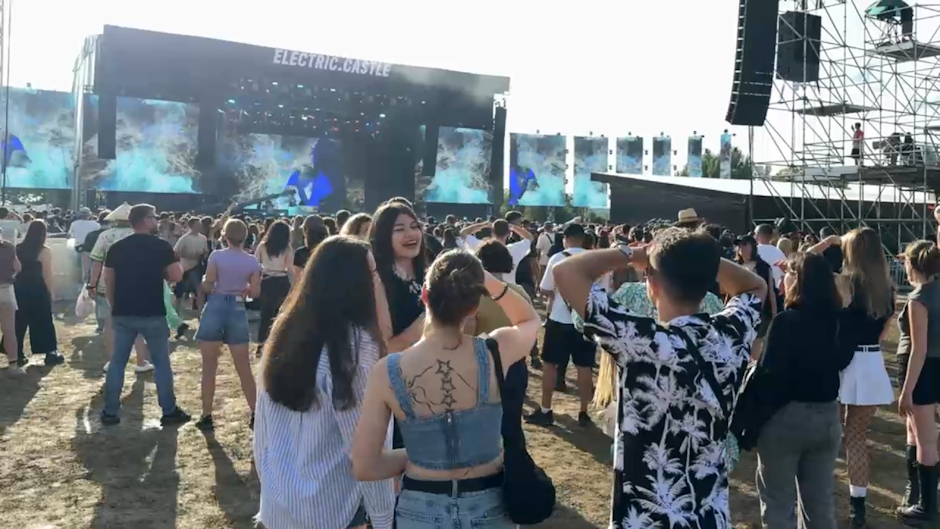 Mulțime de oameni la festivalul Electric Castle 2025
