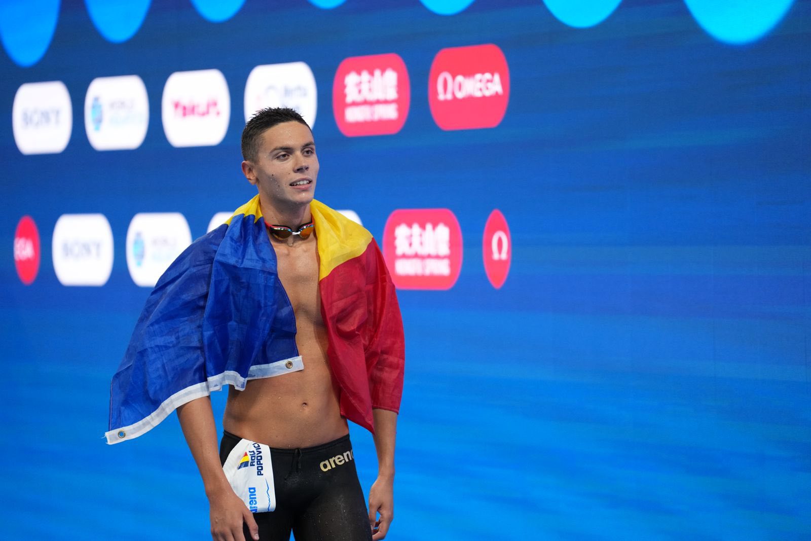 David Popovici, cu tricolorul pe umeri