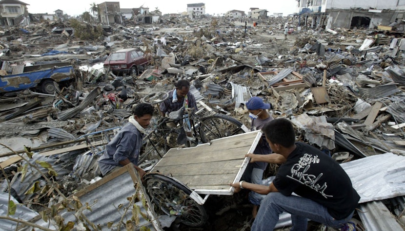 Cutremurul din Indonezia, din 2004, a fost unul din cele mai puternice înregistrate vreodată oameni caută în ruine după cutremur