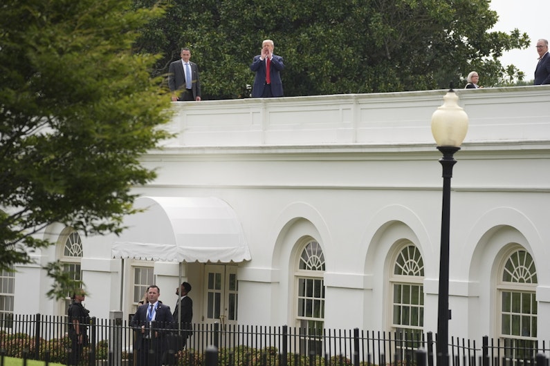 Donald Trump, pe acoperișul clădirii în care se află biroul de presă al Casei Albe