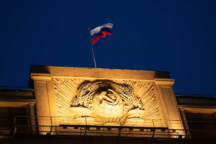 Steag pe clădirea Parlamentului rus