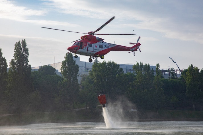 Elicopter care participă la stingerea incendiilor din zona Madrid (Spania)