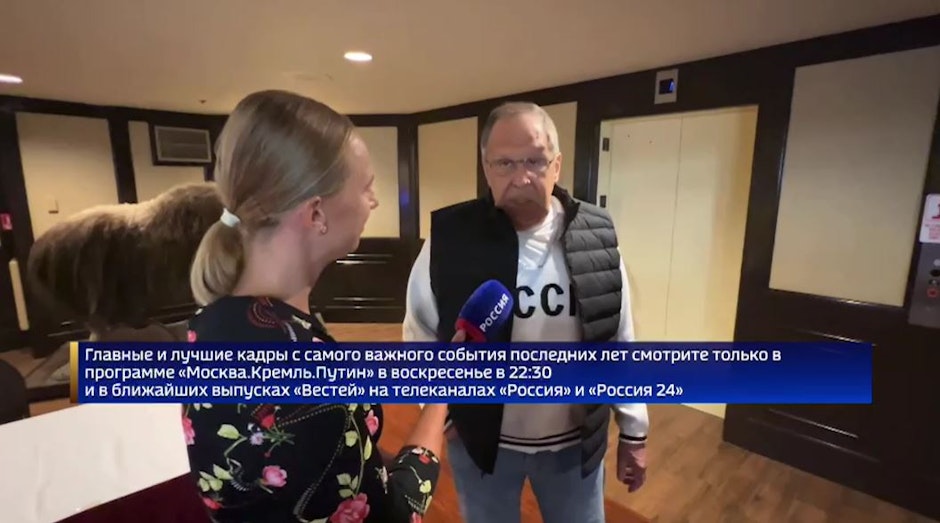 serghei lavrov purtând bluza albă cu URSS