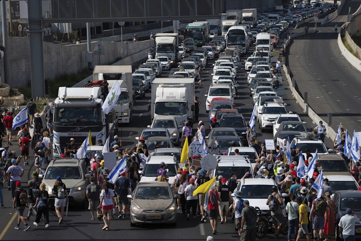 Protestatari din Israel în stradă, printre mașini
