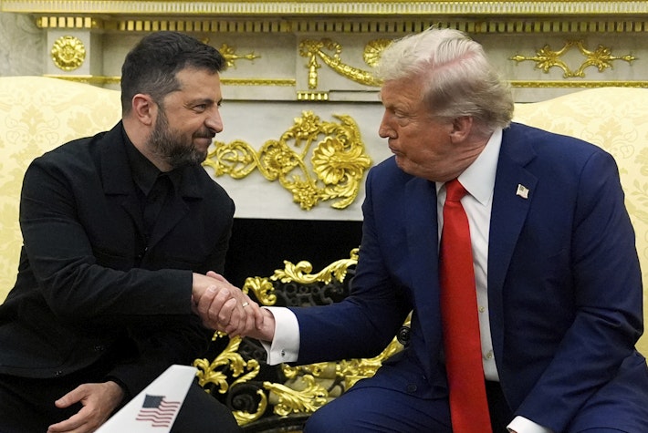 Donald Trump și Volodimir Zelenski dându-și mâna