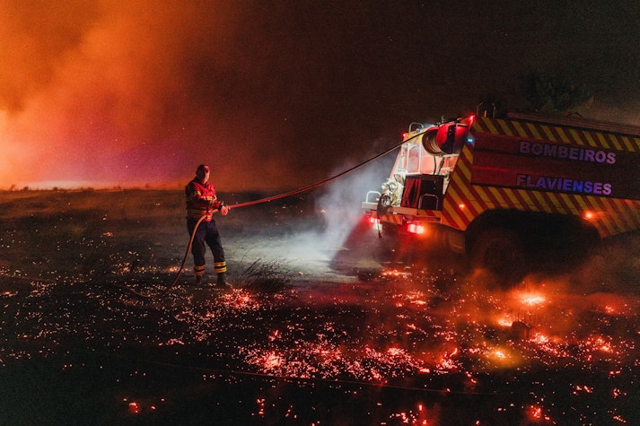Pompier spanion luptând cu incendiile