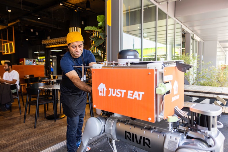 Câinele robot este încărcat cu produse alimentare de la un restaurant