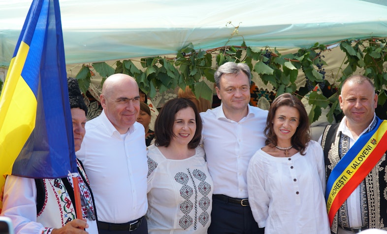 Ilie Bolojan, in Republica Moldova, inconjurat de moldoveni simpli si oficiali