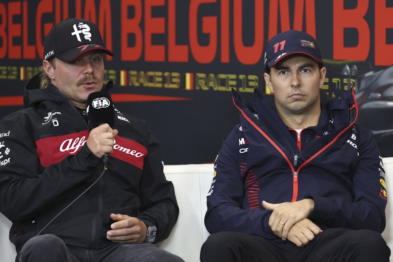Valtteri Bottas (stânga) și Sergio Perez (dreapta)